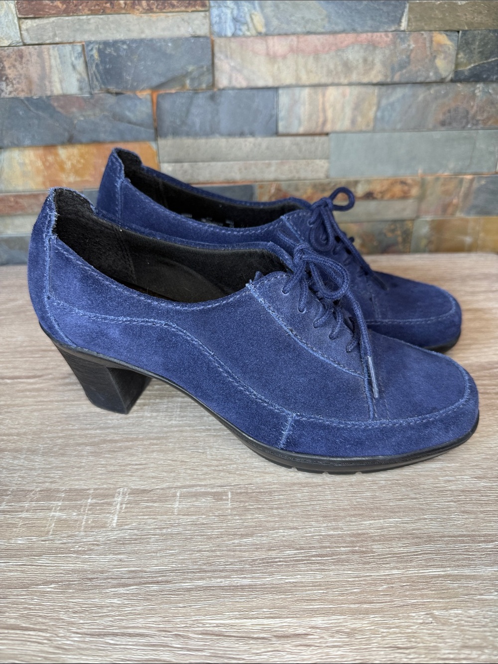 Clark’s navy suede oxford heels